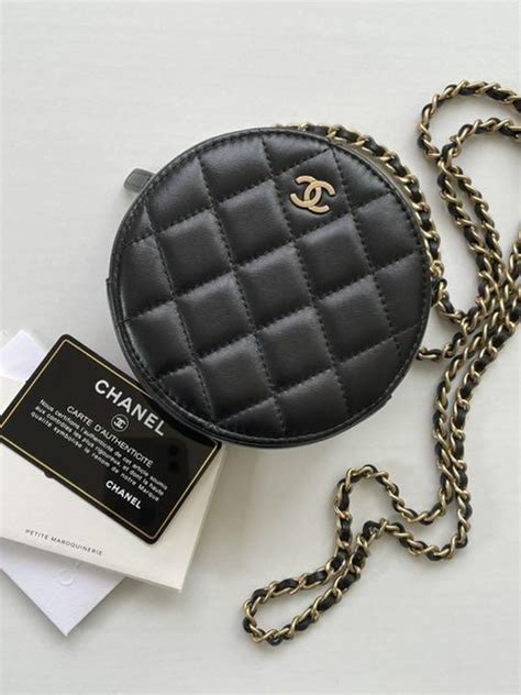 純白☆上品【CHANEL】クラシック チェーンクラッチ .